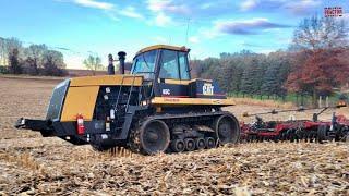 Traktor CATERPILLAR CHALLENGER 65C bei der Bodenbearbeitung im Herbst