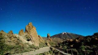 Der Mond geht auf am Vulkan Teide