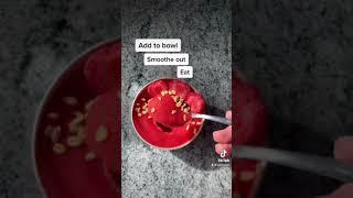 how to make a STRAWBERRY smoothie bowl #shorts