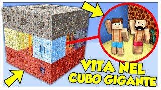 COME SOPRAVVIVERE NEL CUBO PIÙ GRANDE DI MINECRAFT ITA!