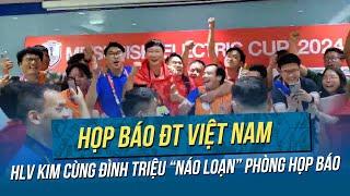 HLV Kim Sang-sik khoác cờ Việt Nam "náo loạn" phòng họp báo cùng các phóng viên sau chức vô địch