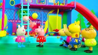 ¡Peppa Pig va a la fiesta de cumpleaños de la pelota hinchable! Vídeos con juguetes para niños