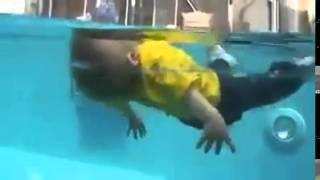 Вот, что происходит, когда ребенок без присмотра   падает в бассейн !