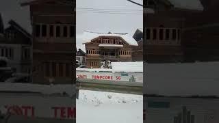 heavy snow fall destroying house in Srinagar