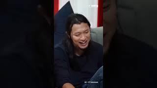 Lagi main jempol jempolan, jempol Pak Surya malah kaget