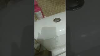 типичный туалет в школе