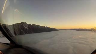 Посадка сквозь густые облака в горахКапитан самолета показал с помощью видео процесс посадки сквозь