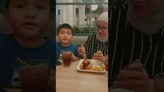 Rasya senang sekali makan bersama bunda  I Rasya Story  #Shorts