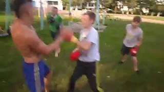 Уличное нападение группы  подростков на парня (тренировочный поединок)