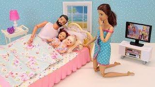 Ночной Сюрприз. Кто НАДУЛ в Кровать Родителей? Мультик с Куклами Мама #Барби Игрушки Для детей
