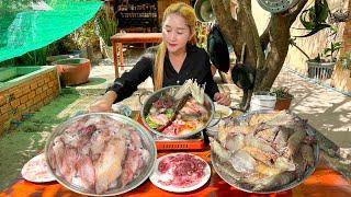 Food Sharing by Cooking with Sros: Xi Chaun Soup, Squid, Shrimp, Becon, Beef so Yummy - Mommy Chef