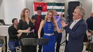 • Две певицы, две сестрицы, абхазка и черкешенка поют в Стамбуле абхазскую песню «Сылашара»