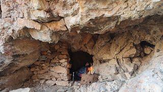 Bushcraft Camping Under a Rock,Survival in the natural shelter:Building a fireplace