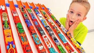 Ники играет с машинками и игровыми наборами Hot Wheels - видео с игрушечными машинками