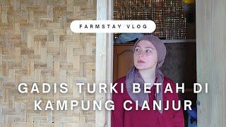 Bule Cantik dari Turki Terpesona oleh Keindahan Kampung di Cianjur, Indonesia