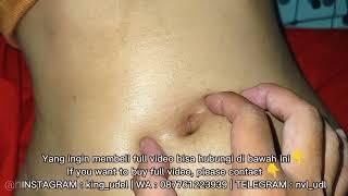 Bellybutton play, clean, and licking. mainin dan jilatin udel cewek cantik di kosnya, udelnya dalem