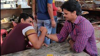 STREET ARM WRESTLING WITH A FAN (Naveen Raghav) WRIST HUNTER | AKASH KUMAR |