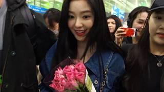 HORDE OF FANS WELCOMING IRENE (배주현) FROM RED VELVET (레드벨벳) @ PARIS AIRPORT 190303 FASHION WEEK