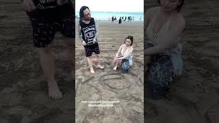 Keyshit di pantai