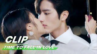 Clip: Xixi couple's passionate kiss in the rain | Time to Fall in Love EP16  | 终于轮到我恋爱了 | iQIYI
