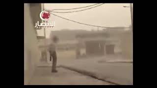 Иракский повстанец атакует БТР армии США гранатой РКГ.           Ирак 2008