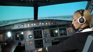 Стюардесса пытается посадить A320.