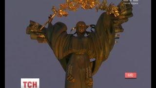 Монумент Незалежності у Києві підсвітили помаранчевим світлом