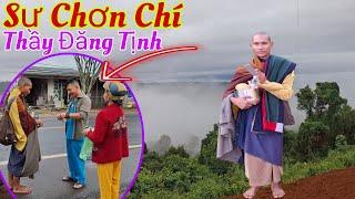 Sư Chơn Chí và Thầy Đăng Tịnh bộ hành khất thực , phật tử rất vui khi được cúng dường