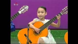 Anak TK memainkan gitar