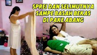 Bunda sedang membersihkan sprei dan selimut bekas di pake Abang di rumah tetangga