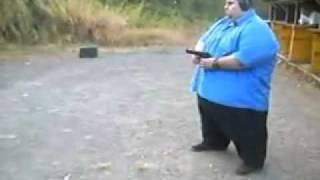 Жирный толстяк стреляет из пистолета-пулемёта