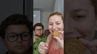 Provando biscoitos recheados com Rafa