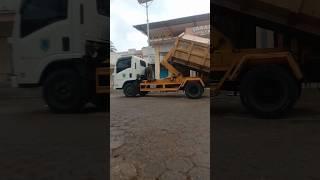 beginilah cara TRUK sampah turunkan bak #dumptruck #shortvideo #truksampah