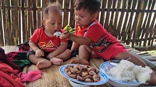 For the first time,the two babies ate delicious meat - lý thi My