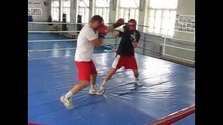 Тренировка по боксу. Девушка боксирует с парнем. Лилия Дурнева в красном шлеме.