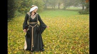 Dressing up a 12th century lady