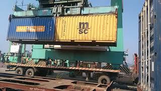 Loading and unloading of containers on the train.