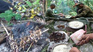 Birds Hunting and Cooking In The Forest/Yos hav zoov tua noog