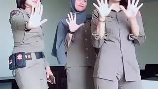 Lagi viral goyangan 3 polwan cntik