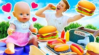 Baby Born Puppen und Irene. Wir grillen Barbecue. Puppen Video auf Deutsch