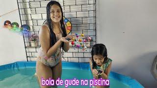 Na piscina brincadeira da bolinha de gude com minha irmã quem achar a bolinha branca ganha