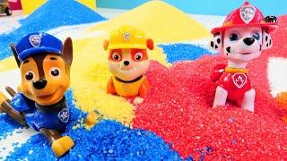 Video für Kinder. Skye sucht das Paw Patrol Team. Spielzeugvideo auf Deutsch.