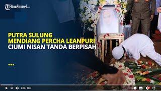 Putra Sulung Mendiang Percha Leanpuri Cium Nisan Tanda Berpisah