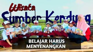 SERUNYA SISWA KELAS 1 SD BACA BUKU BARENG DI SUMBER KENDUNG