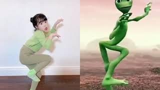 An adorable little girl taking up Dame Tu Cosita dance challenge可爱小女孩跳魔性青蛙舞