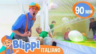 Blippi gioca con i palloni al parco giochi al chiuso | Blippi | Moonbug Kids - Cartoni Animati