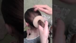 Как легко и быстро сделать красивую прическу  с помощью валика для волос