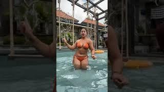 TANTE GEMOY ASYIK JOGET DI KOLAM RENANG