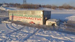 Грузовик МАЗ провалился под лед  Достают танком