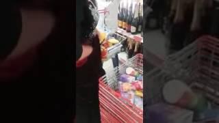 Цыганка под юбкой наворовала целую корзину продуктов.